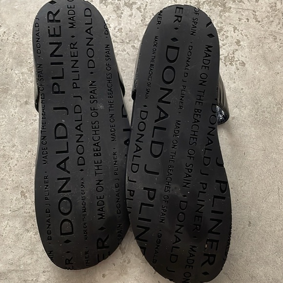 Donald Pliner Stylish black flip flops - Picture 2 of 2